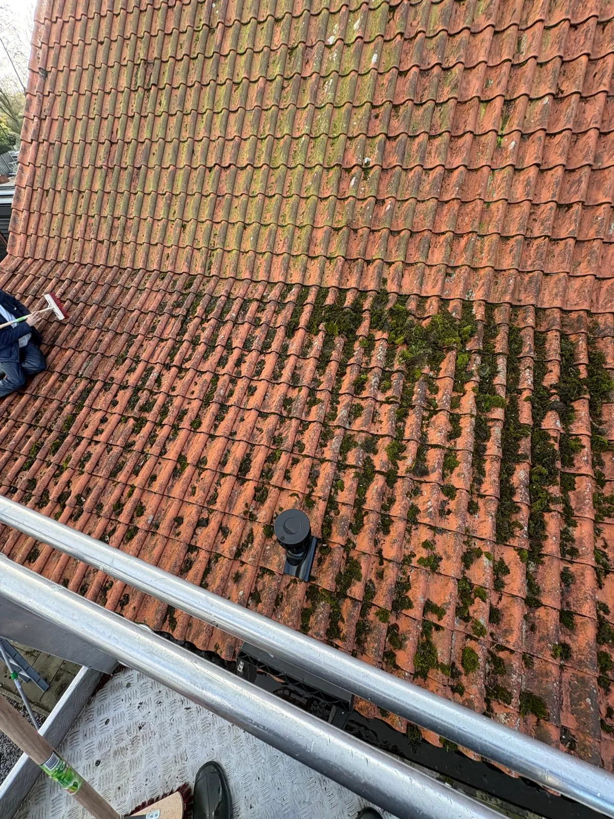 Vervuild dak voor reiniging