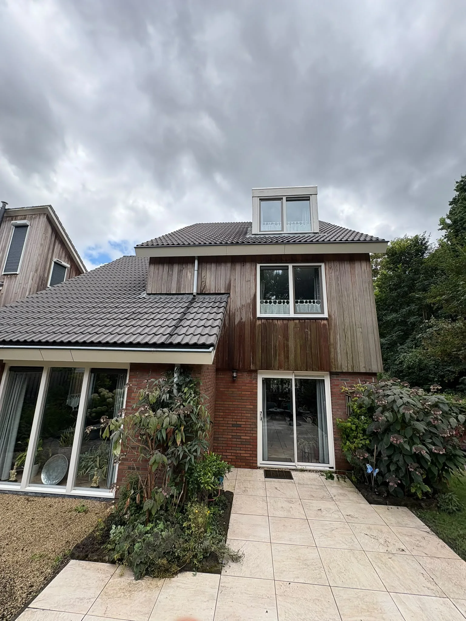 Buitenhout en boeidelen bij een woning