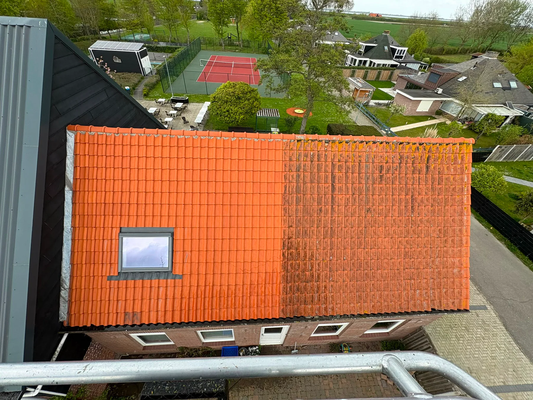 Pannendak tijdens de reiniging: links schoon en rechts nog met aanslag