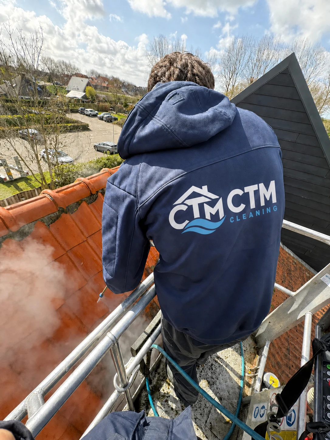 CTM Cleaning tijdens het reinigen van een pannendak