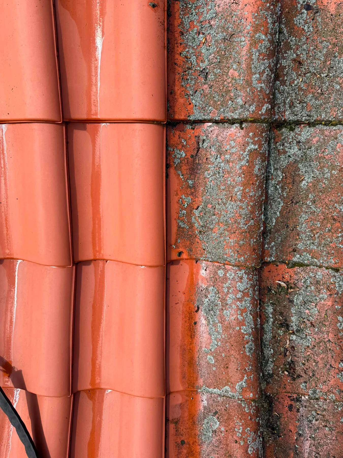Dakpannen tijdens een materiaalgerichte reiniging met zichtbaar verschil