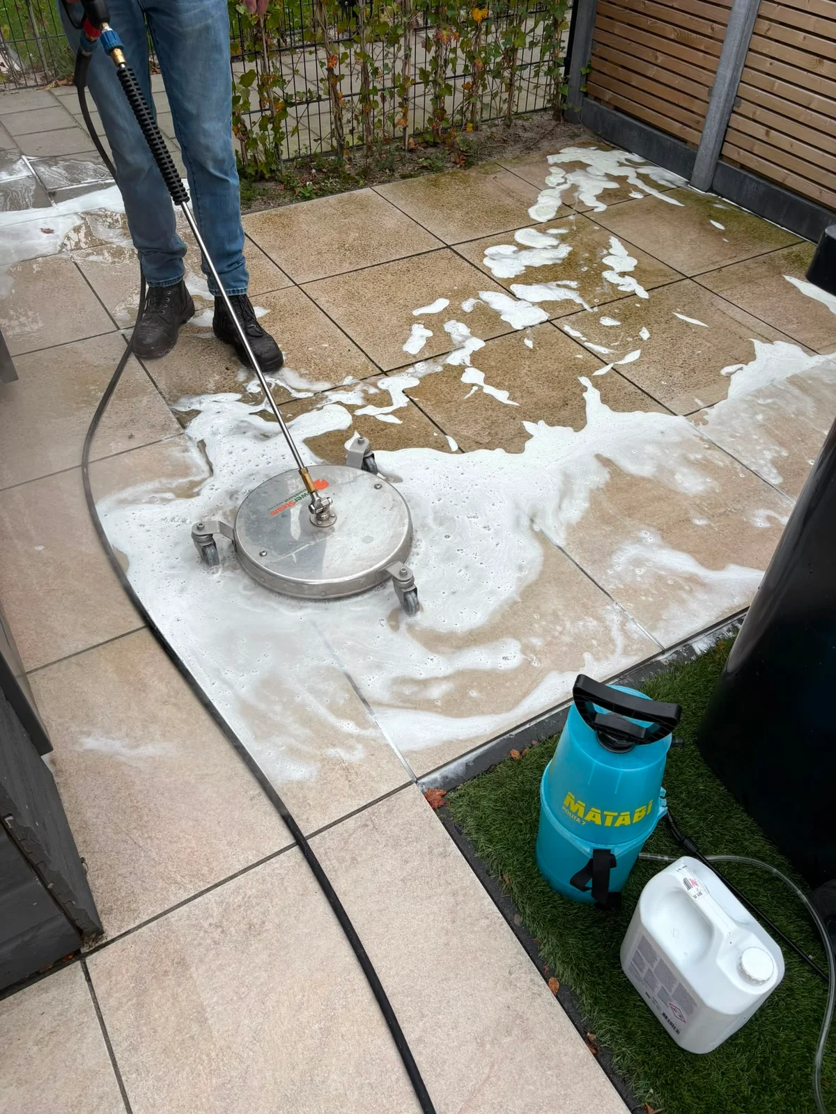 CTM Cleaning reinigt een betegeld terras met een professionele oppervlaktereiniger