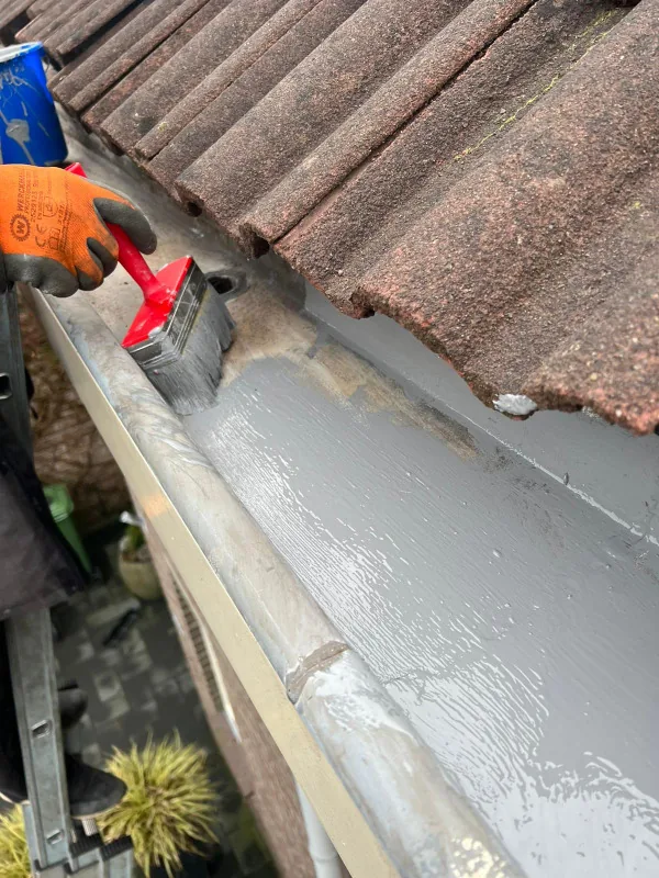 Dakgoot wordt na voorbereiding voorzien van een beschermende coating